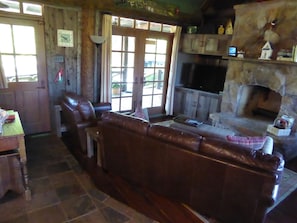 Smart TV, lareira, livros