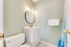 Tina con regadera y toallas 