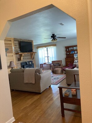 Älytelevisio, DVD-soitin, kirjoja, videokirjasto