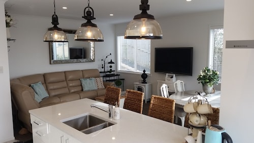 Luxurious SeaView Retreat, breakfast for a few days inc