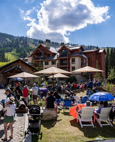 Ski in, Ski out 2 Bedroom condo.  Large deck for Summer