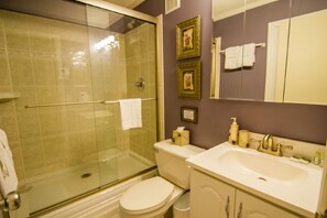 Combined shower/bathtub, hair dryer, towels, shampoo - Killington, 3 Bedroom 2 Bath Condo (Killington)