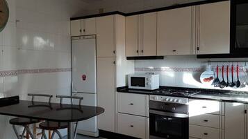 Jääkaappi, mikroaaltouuni, uuni, astianpesukone