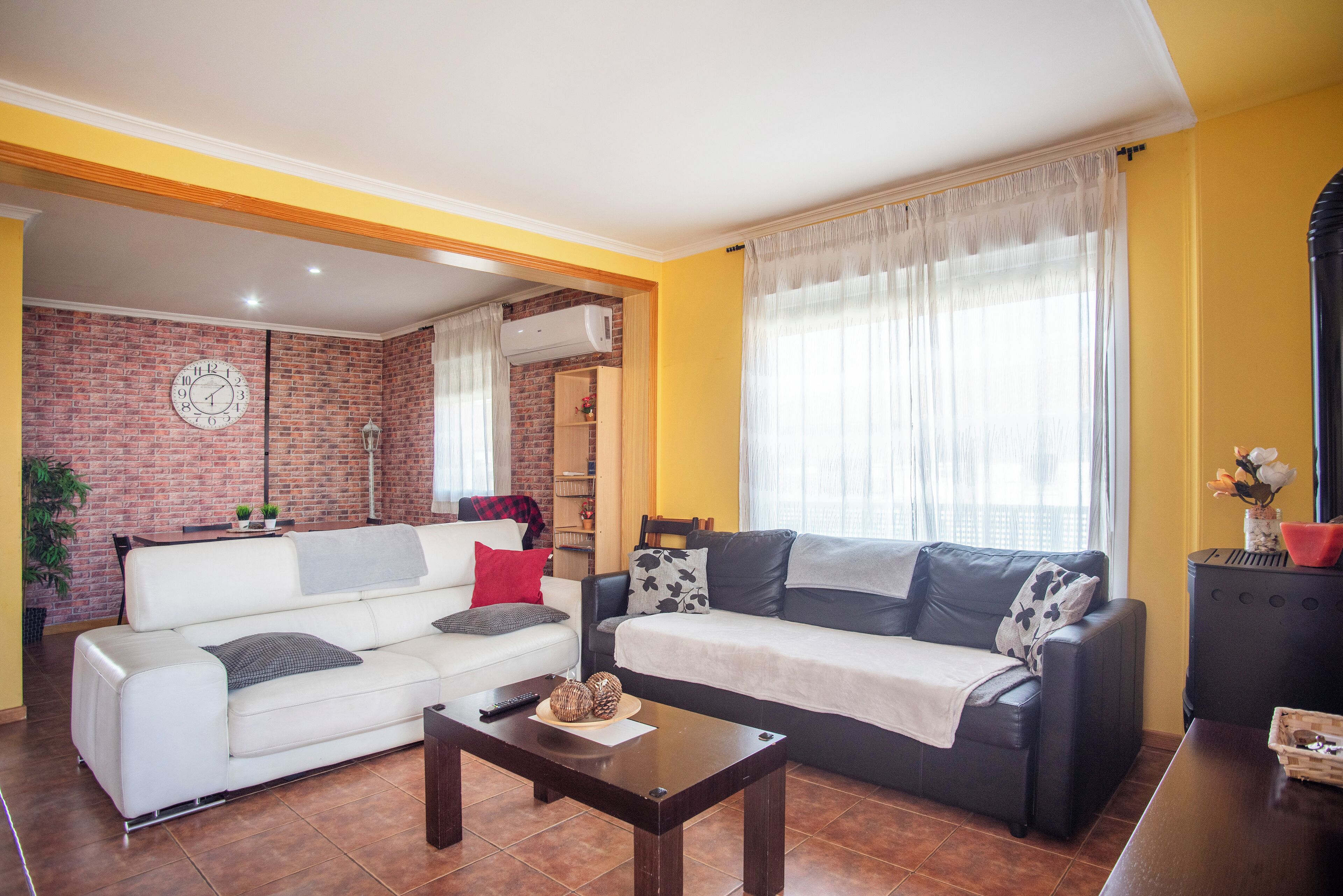 Una Smart TV, una chimenea, un futbolín, libros