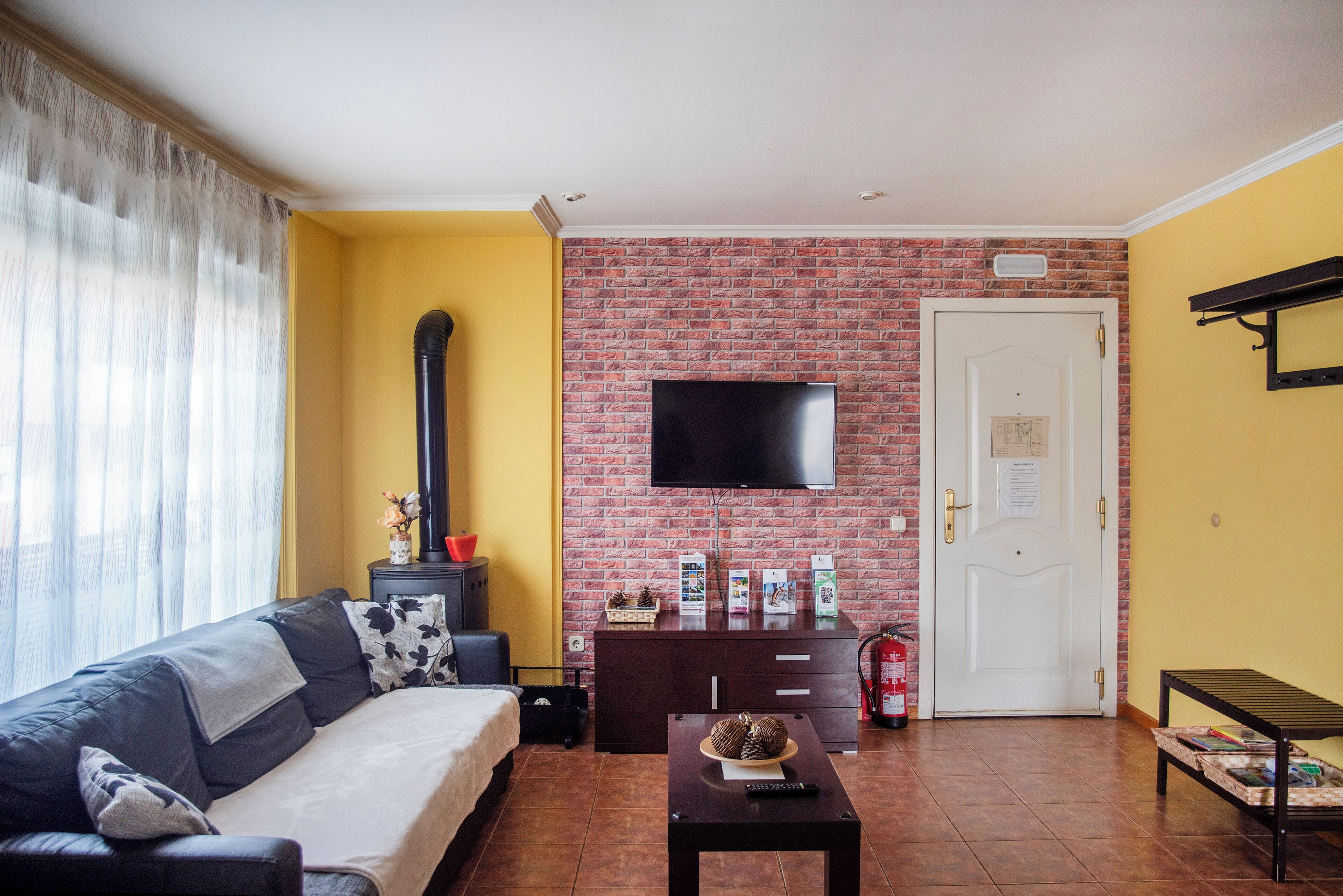 Una Smart TV, una chimenea, un futbolín, libros