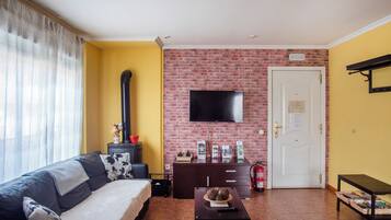 Una Smart TV, una chimenea, un futbolín, libros