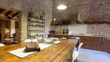 Een koelkast, een microgolfoven, een oven, een vaatwasser