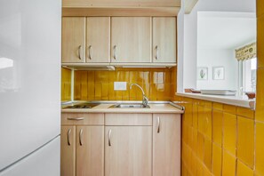 Refrigerador, microondas, cafetera y tetera y utensilios de cocina 