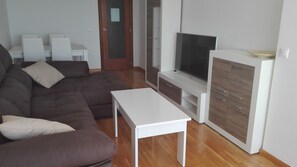 Smart TV, books - Beachfront Apartment. 2 bedroms. (El Campello)