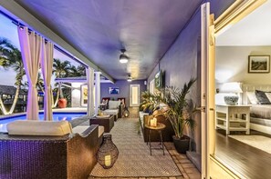 A heated pool - Spacious WATERFRONT villa, heated salt water pool, very central, beach 5 min (Oakland Park)