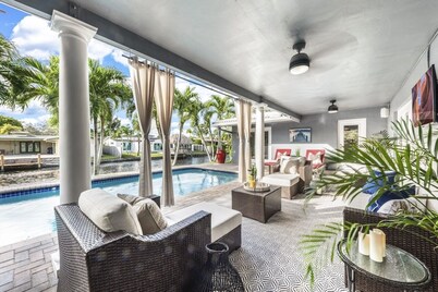 Spacious WATERFRONT villa, heated salt water pool, very central, beach 5 min