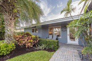 Exterior - Spacious WATERFRONT villa, heated salt water pool, very central, beach 5 min (Oakland Park)