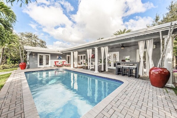 A heated pool - Spacious WATERFRONT villa, heated salt water pool, very central, beach 5 min (Oakland Park)