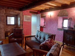 TV, fireplace, DVD player, books