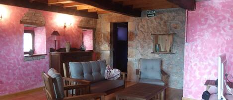 Fernseher, Kamin, DVD-Player, Bücher