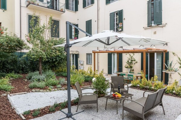 Outdoor dining - Pilastri Garden, a slice of heaven in the heart Florence by Mmega (Firenze)