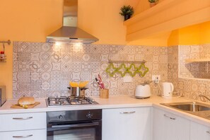 Frigorifero, microonde, forno, piano cottura