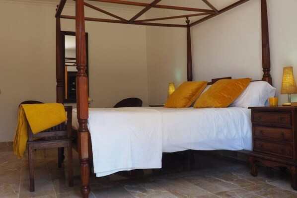 6 bedrooms, iron/ironing board, WiFi, bed sheets
