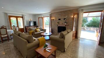 TV, fireplace, DVD player, books