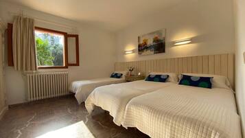 6 bedrooms, iron/ironing board, WiFi, bed sheets