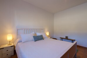 3 quartos, cofres nos quartos, escrivaninha