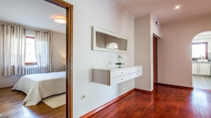 6 bedrooms, iron/ironing board, Internet, bed sheets