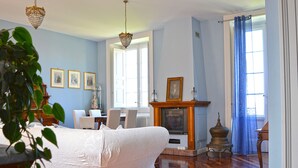 Un dormitorio con una cama grande, una chimenea y vistas al exterior.