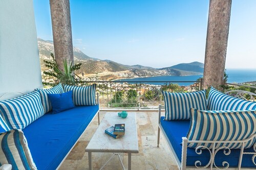 Atemberaubende 3-stöckige Villa mit herrlichem Blick über die Bucht von Kalkan. Beheizter Pool.