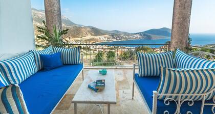 Atemberaubende 3-stöckige Villa mit herrlichem Blick über die Bucht von Kalkan. Beheizter Pool.
