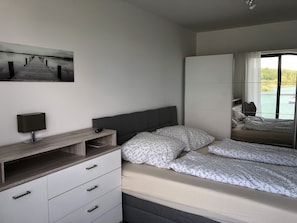 3 bedrooms, iron/ironing board, travel crib, free WiFi - Living right on the lake (Neukieritzsch)