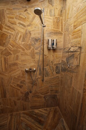 Douche, séchoir à cheveux, serviettes fournies, papier de toilette