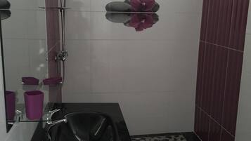 SĂšche-cheveux, serviettes fournies, papier toilette