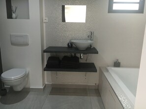 Baignoire, sĂšche-cheveux, serviettes fournies, savon
