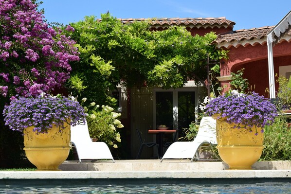 Terrace/patio - A ROBION BEAUTIFUL HOUSE IN PEACE IN THE LUBERON PRETTY SWIMMING POOL (Robion)