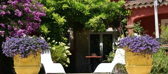 UNA HERMOSA CASA ROBION EN PAZ EN LA PISCINA BONITA LUBERON