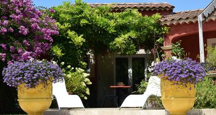 A ROBION BELLE MAISON AU CALME DANS LE LUBERON JOLIE PISCINE