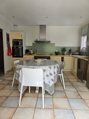 Fridge, microwave, oven, stovetop - A ROBION BEAUTIFUL HOUSE IN PEACE IN THE LUBERON PRETTY SWIMMING POOL (Robion)