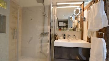 Ducha, secador de pelo, toallas