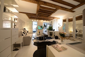 Interior - A4G Under the stars (París)