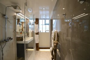 Shower, hair dryer, towels