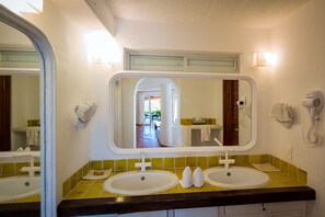 Douche, sĂšche-cheveux, serviettes fournies, savon