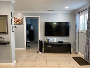 Interior - Cozy and modern 2/1 apt near Midtown Miami and South Beach (Miami)