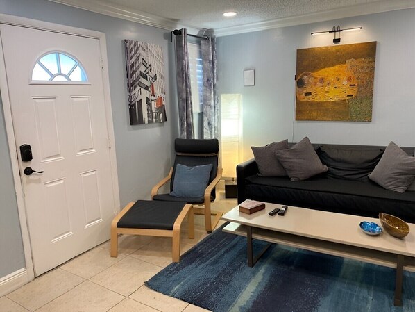 Smart TV - Cozy and modern 2/1 apt near Midtown Miami and South Beach (Miami)