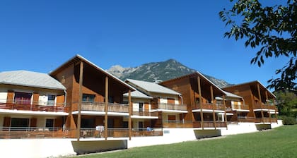 Appartement récent, proche des stations de Ski, plein sud, belle vue sur Risoul.