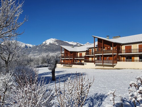 Appartement récent, proche des stations de Ski, plein sud, belle vue sur Risoul.