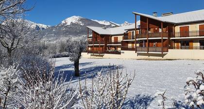 Appartement récent, proche des stations de Ski, plein sud, belle vue sur Risoul.