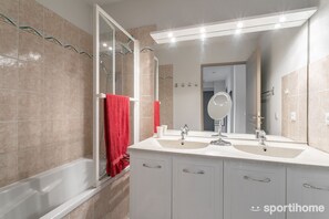Baignoire, sĂšche-cheveux, serviettes fournies, papier toilette