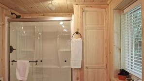 Douche, séchoir à cheveux, serviettes fournies