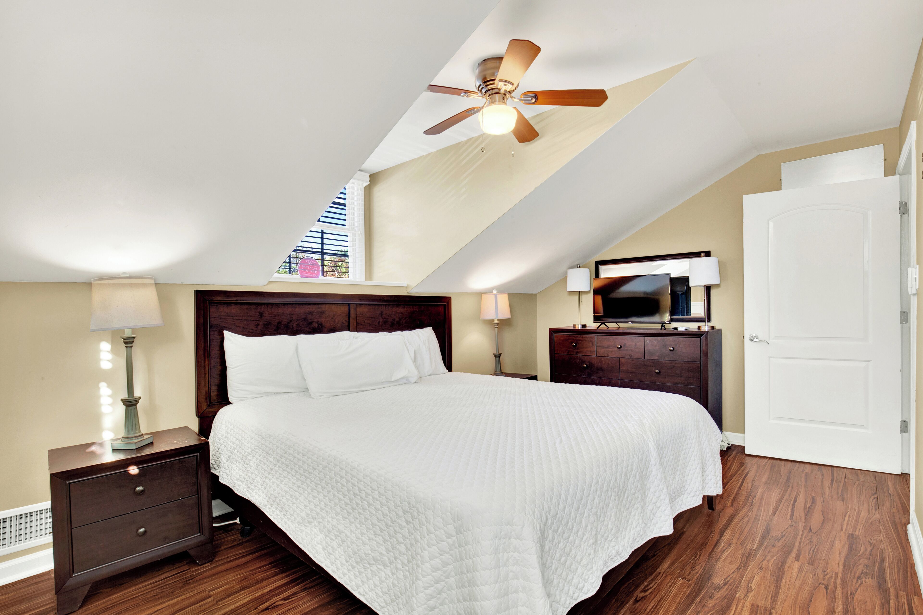 2 habitaciones, escritorio, tabla de planchar con plancha y wifi gratis 