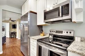 Geladeira, micro-ondas, fogão, cooktop